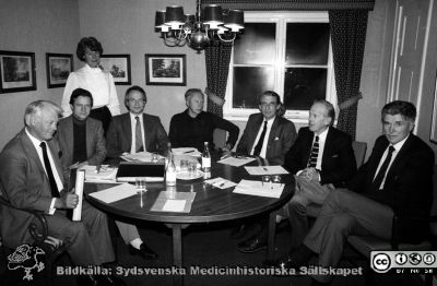 Priskommittén för Fernströmstiftelsen sammanträder på Locus Medicus i Lund, 21 nov. 1984
Pärm Lasarettsfotograferna i Lund, S/V, negativ, aug, 1984. 114. 1984. Stående sekr. Ingegärd Lindqvist. Från vänster proff. Bernt Hökfelt, Dick Killander, Christer Owman, Stephen Thesleff, Bengt Borgström, Håkan Westling. Från negativ
Nyckelord: Lasarettet;Lund;Universitetssjukhus;USiL;Pris;Kommitté;Administration