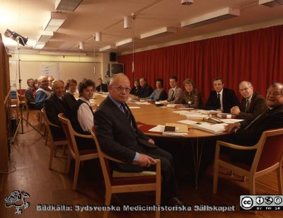 Direktionen, Lasarettet i Lund. Traditionellt julfoto. 
Pärm Lasarettsfotograferna i Lund, S/V, negativ, aug, 1984. 1985, nov. 1: okänd 1; 2: Lisbeth Eliasson (s); 3: Bertil Hagström (s); 4: okänd 4; 5; Nils Ekdahl (s); 6: Anita Jönsson (s); 7: Ulla Fredriksson (s); 8: Chefläkare Hans Rorsman, 9: ordförande, Torsten Engvall (s); 10: Sjukhusdirektör Kurt Roos; 11: Lars Walberg (m); 12: politikern Inger Ingvar-Svensson (m?); 13: Lars Ahlqvist (m); 14: politikern Gunvor Wachtmeister (m); 15: politikern Ingvar Amilon; 16 Brita Axelsson (c); 17 dr. Mats Elmér, SACO / Mellersta Skånes Läkarförening. Numrering enligt bildfil SMHS14776num. Från positiv.
Nyckelord: Lasarettet;Lund;Universitetssjukhus;USiL;Direktion;Administration