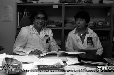 Göran Sundbärg och Kerstin Donelius
Pärm Lasarettsfotograferna i Lund, Pärm negativ, 1990. 4. 1990. Neurokirurgen och klinikchefen Göran Sundbärg med klinikföreståndaren Kerstin Donelius, 19/1-1990. Från negativ.
Nyckelord: Lasarettet;Lund;Universitetssjukhus;USiL;Neurokirurgisk;Klinik;Klinikföreståndare;Administration