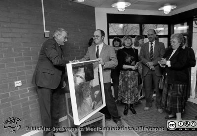 Från invigningen av vårdcentralen på Norra Fäladen i Lund 1990
Pärm Lasarettsfotograferna i Lund, Pärm negativ, 1990. 5. 1990. Invigning av vårdcentralen på Norra Fäladen i Lund, 19/1-1990. Landstingspolitikern Kay-Wilhelm Winqvist (fp) överlämnar en gåva till  distriktsöverläkare Clas Fernbrandt. Bl. a. distriktsläkare Anders Trönnberg och sjukhusdirektör Ulla Leissner medverkar. En journalist står mitt i bilden med block och penna i handen. Från negativ.
Nyckelord: Lasarettet;Lund;Universitetssjukhus;USiL;Vårdcentral;Primärvård;Politiker;Invigning