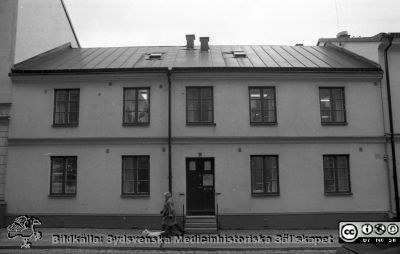 Psykiatrisk öppenvårdsmottagning i Lund 1990
Pärm Lasarettsfotograferna i Lund, Pärm negativ, 1990. 6. 1990. Psykiatrisk öppenvårdsmottagning för Sektor 1 i Lund på Lilla Gråbrödersgatan 1B, öppnad ~1983. Foto i januari, 1990. Från slutet på 1990-talet har denna mottagning haft flera andra adresser i Lund. Från negativ.

Nyckelord: Lasarettet;Lund;Universitetssjukhus;USiL;Psykiatri;ppenvård;Mottagning