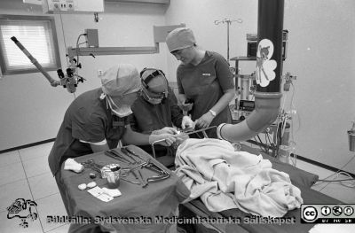 En operation på öronkliniken 1990
Pärm Lasarettsfotograferna i Lund, Pärm negativ, 1990. 12. 1990. En operation på tonsillerna (en s.k. abrasio) på öronklinikens operationsavdelning 1990-02-02. 2812. Operatör: kanske Ingvar Eliasson. Undersköterskan Eva-Lena assisterar liksom narkosläkaren Annika Beskow. Från negativ.
Nyckelord: Lasarettet;Lund;Universitetssjukhus;USiL;Oto-rino-laryngologisk;_Öron;Klinik;Anestesi;Narkos;Operation;_ÖNH;Abrasio;Tonsiller