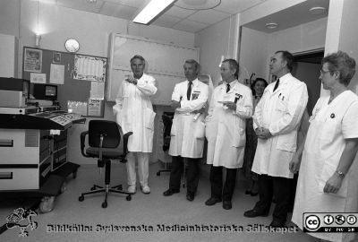 Invigning på urologiska kliniken 1990
Pärm Lasarettsfotograferna i Lund, Pärm negativ, 1990. 21. 1990. Invigning av apparat för sprängning av njursten med ultraljud (litotripsi), "stenkrossen", på urologiska kliniken i Lund, 2 mars, 1990. Från vänster överläkare docent Eric Lindstedt, ortopeden professor Karl-Göran Thorngren, urologen överläkare Stig Colleen, ortopeden professor Lars Lidgren och mottagningssköterskan Ulla Britt Hallgren. Från negativ.
Nyckelord: Lasarettet;Lund;Universitetssjukhus;USiL;Urologisk;Klinik;Invigning;Ultraljud