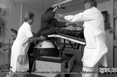 Invigning på urologiska kliniken 1990
Pärm Lasarettsfotograferna i Lund, Pärm negativ, 1990. 21. 1990. Invigning av apparat för sprängning av njursten med ultraljud (litotripsi), "stenkrossen", på urologiska kliniken i Lund, 2 mars, 1990. En person hjälps upp på apparaten av mottagningssköterskan Ulla Britt Hallgren och överläkare Eric Lindstedt. Från negativ.
Nyckelord: Lasarettet;Lund;Universitetssjukhus;USiL;Urologisk;Klinik;Invigning;Ultraljud