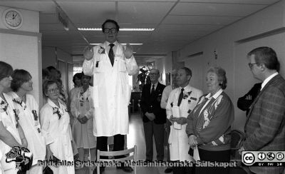 Öppet hus, röntgendiagnostiska avdelningens 1990
Pärm Lasarettsfotograferna i Lund, Pärm negativ, 1990. 36/-90. Professor Holger Pettersson hälsar besökare välkomna till röntgendiagnostiska avdelningens Öppet Hus på plan 3 i centralblocket. Till höger om honom ses röntgenologen professor Olof Norman, elektrikern Börje Lundberg , röntgenologen Sven Laurin, sjukhusdirektören Ulla Leissner och sjukhusdirektionens ordförande Benny Jönsson. Foto i mars, 1990. Från negativ.
Nyckelord: Lasarettet;Lund;Universitetssjukhuset;USiL;Röntgenologisk;Klinik,Röntgendiagnostik;Visning