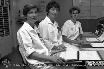 Klinikledningsgrupp på neurokirurgiska kliniken 1990
Pärm Lasarettsfotograferna i Lund, Pärm negativ, 1990.  42/-90. 90-06-12. Neurokirurgiska kliniken. Från vänster sköterskelärare och senare avdelningsföreståndare Ann-Marie Lundgren, klinikföreståndare Kerstin Donelius och biträdande avdelningsföreståndaren Sylvia Hansson. Från negativ.
Nyckelord: Lasarettet;Lund;Universitetssjukhus;USiL;Neurokirurgisk;Klinik