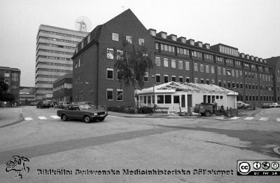 Sjukhuskiosken på Kioskgatan renoveras
Pärm Lasarettsfotograferna i Lund, Pärm negativ, 1990. 44/-90. Rosa Kiosken byggs om och blir snabbmatställe, i många år med thai-karaktär. 90-06-28. Från negativ.
Nyckelord: Lasarettet;Lund;Universitetssjukhus;USiL;Kiosk;Restaurang;Matställe
