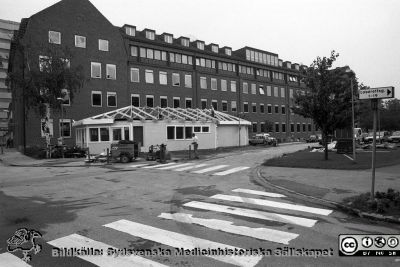 Sjukhuskiosken renoveras
Pärm Lasarettsfotograferna i Lund, Pärm negativ, 1990. 44/-90. Rosa Kiosken byggs om och blir snabbmatställe, i många år med thai-karaktär. 90-06-28. Från negativ.
Nyckelord: Lasarettet;Lund;Universitetssjukhus;USiL;Kiosk;Restaurang;Matställe