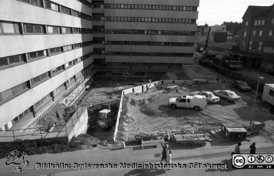 Markarbete vid centralblocket sydvästra del
Pärm Lasarettsfotograferna i Lund, Pärm negativ, 1990. 60.  Arbetet gjrodes för att släppa in lite ljus i rum i husets källarplan och skapa en liten park. Från negativ.
Nyckelord: Lasarettet;Lund;Universitetssjukhuset;USiL;Park;Markarbete;Centralblocket