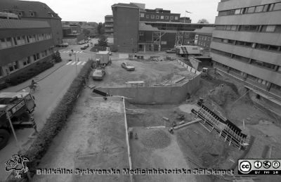 Markarbete vid centralblocket sydvästra del
Pärm Lasarettsfotograferna i Lund, Pärm negativ, 1990. 60. Avsikten var att släppa in lite ljus i rum i husets källarplan och skapa en liten park. Från negativ.
Nyckelord: Lasarettet;Lund;Universitetssjukhuset;USiL;Park;Markarbete;Centralblocket