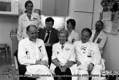 Samling i fikarummet på radiofysiska institutionen
Pärm Lasarettsfotograferna i Lund, Pärm negativ, 1990. 64. Onkologen, Medicinsk fysik. Översta raden från vänster: Elisabeth (Lisa) Kjellén (biträdande överläkare i onkologi); Bertil Persson (professor i sjukhusfysik, verksamhetschef), Gun-Maj Aldén (sjuksköterska, onkologi, strålbehandling); Jan-Åke Johansson (medicinsk tekniker på onkologiska klinikens finmekaniska verkstad). Nedre raden: Ingvar Åkesson (teknisk assisstent, strålbehandling); Gudrun Svahn-Tapper (docent, sjukhusfysiker); Kurt Larsson (medicinsk teknisk ingenjör på onkologens finmekaniska verkstad). Från negativ.
Nyckelord: Lasarettet;Lund;USiL;Universitetssjukhuset;Fysik;Medicinsk;teknik