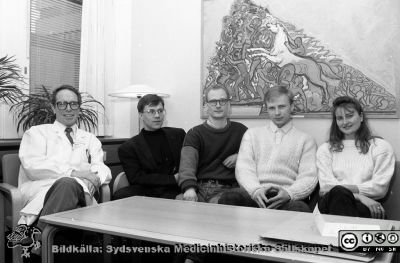 Litauiska studenter på besök
Pärm  Lasarettsfotograferna i Lund, negativ, 1991. 6. A.O. 56. 1991.02.25. Ställföreträdande chefläkaren, röntenologen Holger Pettersson längst till vänster. Från negativ. 
Nyckelord: Lasarettet;Lund;Universitetssjukhuset;USiL;Utbildning;Besök;Studenter;Utländska;Litauen