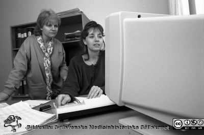 Lönehandläggare 1991
Pärm  Lasarettsfotograferna i Lund, negativ, 1991. 13. 91-04-03. Lönesektionen. Britt-Marie Kapnuolà med en yngre medarbetare vid daton. Från negativ. 
Nyckelord: Lasarettet;Lund;Universitetssjukhuset;USiL;Lön;Administration