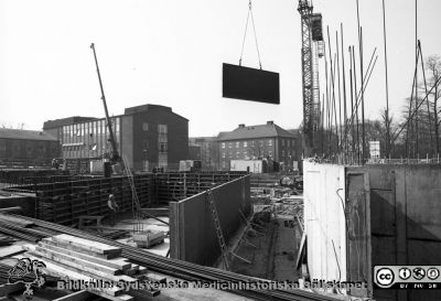 Ny strålbehandlingsavdelning under byggnad 1991
Pärm  Lasarettsfotograferna i Lund, negativ, 1991. 13. 91-04-03. Onkologen byggs ut västerut, ny strålbehandlingsavdelning. Från negativ. 
Nyckelord: Lasarettet;Lund;Universitetssjukhuset;USiL;Onkologisk;Radiologisk;Klinik;Nybygge;Strålbehandling