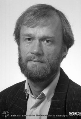  Staffan Lindeberg 1991
Pärm Lasarettsfotograferna i Lund, negativ, 1991. 17. 91-05-05. Staffan Lindeberg, Sjöbo. Allmänläkare, docent, Institutionen för kliniska vetenskaper (Allmänmedicin, kardiovaskulär epidemiologi och levnadsvanor) i Malmö. Från negativ. 
Nyckelord: Lasarettet;Lund;Universitetssjukhuset;USiL;Allmänläkare;Klinisk;Medicin