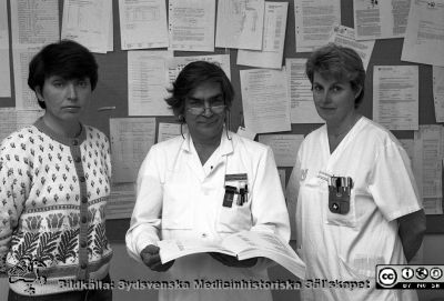 Neurokirurgisk klinikledning 1991
Pärm Lasarettsfotograferna i Lund, negativ, 1991. 23. "God ekonomi", dvs de tre hade fått kliniken att hålla sin budget. Klinikföreståndare Kerstin Donelius, klinikchefen docent Göran Sundbärg och biträdande avdelningsföreståndare Sylvia Hansson, neurokirurgiska avdelningen 26. 91-05-27. Från negativ. 
Nyckelord: Lasarettet;Lund;Universitetssjukhuset;USiL;Neurokirurgisk;Klinik;Avdelning;Ekonomi