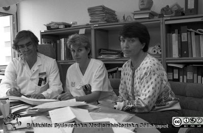 Neurokirurgisk klinikledning 1991
Pärm Lasarettsfotograferna i Lund, negativ, 1991. 23. "God ekonomi", dvs de tre hade fått kliniken att hålla sin budget. Klinikchefen docent Göran Sundbärg, biträdande avdelningsföreståndare Sylvia Hansson och klinikföreståndare Kerstin Donelius, neurokirurgiska avdelningen 26. 91-05-27. Från negativ. 
Nyckelord: Lasarettet;Lund;Universitetssjukhuset;USiL;Neurokirurgisk;Klinik;Avdelning;Ekonomi