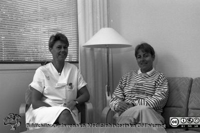 Zebrasystemet
Pärm Lasarettsfotograferna i Lund, negativ, 1991.25. Avdelningsföreståndare Monica Wilzén och systemutredare och sjuksköterskan Anna-Karin Lewenstam. Ledde "Zebra-projektet", som skapade ett system för att mäta patienternas omvårdnadsbehov (vårdtyngd) på vårdavdelningar. Systemet användes fram till början på 2000-talet. Från negativ. 
Nyckelord: Lasarettet;Lund;Universitetssjukhuset;USiL;Administration;System