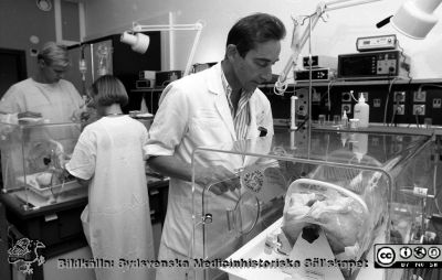 Docent Nils Svenningsen vid en kuvös
Pärm Lasarettsfotograferna i Lund, negativ, 1991. 34. 91-07-24. Barnkliniken, avdelning 94. Nyfödda.  Från negativ. 
Nyckelord: Lasarettet;Lund;Universitetssjukhuset;USiL;Barn;Klinik;Pediatrisk;Neonatalvård;Pediatrik;Avdelning