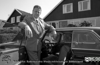 Bröstkorgskirurgen Jan Kugelberg
Pärm Lasarettsfotograferna i Lund, negativ, 1991. 35. 91-09-03. Jan Kugelberg (1928 - 2001), klinikchef och professor på thoraxkirurgiska kliniken. Mycket teknik- och bilintresserad. Körde alltid en svart Mercedes. Radioamatör, sportflygare. Från negativ. 
Nyckelord: Lasarettet;Lund;Universitetssjukhuset;USiL;Thoraxkirurgisk;Klinik