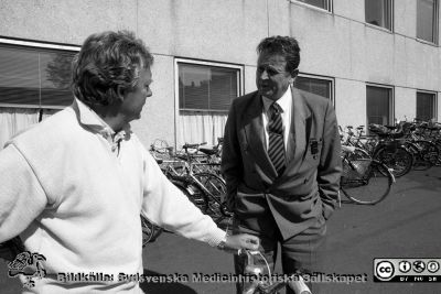 Dag Lundberg och Jan Kugelberg
Pärm Lasarettsfotograferna i Lund, negativ, 1991. 35. 91-09-03. Thoraxkirurgen professor Jan Kugelberg till höger i samspråk med anestesiologen professor Dag Lundberg utanför en flygel på E-blocket (laboratorieblocket). Från negativ. 
Nyckelord: Lasarettet;Lund;Universitetssjukhuset;USiL;Thoraxkirurgisk;Anestesiologisk;Klinik