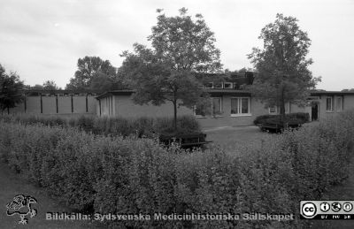 Vipeholms sjukhem
Pärm Lasarettsfotograferna i Lund, negativ, 1991. 40. 91-10-01. Detta var ett gruppboende som 1982 inrättades med 150 vårdplatser i paviljonger byggda 1969 - 1972 i Vipeholmssjukhusets nordöstra del. Själva sjukhuset hade stängts samma år. Gruppboendet stängdes 1992. Från negativ. 
Nyckelord: Lasarettet;Lund;Universitetssjukhuset;USiL;Vipeholm;Psykiatri;Sjukhem;Gruppboende