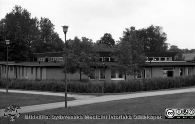 Vipeholms sjukhem
Pärm Lasarettsfotograferna i Lund, negativ, 1991. 40. 91-10-01. Detta var ett gruppboende som 1982 inrättades med 150 vårdplatser i paviljonger byggda 1969 - 1972 i Vipeholmssjukhusets nordöstra del. Själva sjukhuset hade stängts samma år. Gruppboendet stängdes 1992. Från negativ. 
Nyckelord: Lasarettet;Lund;Universitetssjukhuset;USiL;Vipeholm;Psykiatri;Sjukhem;Gruppboende