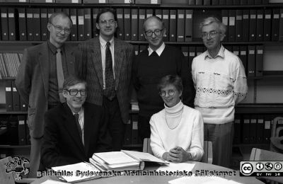 Styrelsemöte i Svensk Reumatologisk Förening 1991
Pärm Lasarettsfotograferna i Lund, negativ, 1991. 43. 91-10-16.  Styrelsemöte på reumatologiska kliniken i Lund med Svensk Reumatologisk Förening. Stående från vänster: Ido Leden (facklig sekreterare), Johan Bratt (FV-representant), Erik Lundberg (vice ordförande), Lars Peter Knutsson (styrelseledamot). Sittande från vänster: Ola Nived (ordförande), Anna Engström-Laurent (vetenskaplig sekreterare). Bild SMHS14887 är en färgbild från samma fototillfälle. Från negativ. 
Nyckelord: Lasarettet;Lund;Universitetssjukhuset;USiL;Reumatologisk;Klinik;Styrelse;Sammanträde;Förening