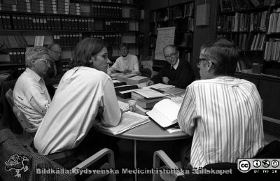 Styrelsemöte i Svensk Reumatologisk Förening 1991
Pärm Lasarettsfotograferna i Lund, negativ, 1991. 43. 91-10-16.  Styrelsemöte på reumatologiska kliniken i Lund med Svensk Reumatologisk Förening. Från vänster: Lars Peter Knutsson (styrelseledamot), Ido Leden (facklig sekreterare), Johan Bratt (FV-representant), Anna Engström-Laurent (vetenskaplig sekreterare), Erik Lundberg (vice ordförande), Ola Nived (ordförande). Bild SMHS14887 är en färgbild från samma fototillfälle. Från negativ. 
Nyckelord: Lasarettet;Lund;Universitetssjukhuset;USiL;Reumatologisk;Klinik;Styrelse;Sammanträde;Förening