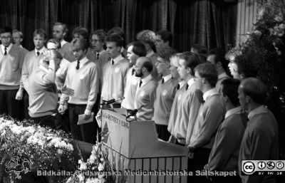 Studentsångarna hyllar
Pärm Lasarettsfotograferna i Lund, negativ, 1991. 45. Forskningens Dag 1991. Studntsångarna i Lund under ledning av Jan-Åke Larsson hyllar pristagarna. Från negativ. 
Nyckelord: Lasarettet;Lund;Universitetssjukhuset;USiL;Forskningens;Dag;Symposium;Möte;Hyllning;Pristagare