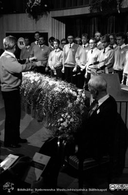 Studentsångarna hyllar
Pärm Lasarettsfotograferna i Lund, negativ, 1991. 45. Forskningens Dag 1991. Studentsångarna i Lund under ledning av Jan-Åke Larsson hyllar Nordiska Prisets pristagare, kardiologen Inge Edler. Från negativ. 
Nyckelord: Lasarettet;Lund;Universitetssjukhuset;USiL;Forskningens;Dag;Symposium;Möte;Hyllning;Pristagare