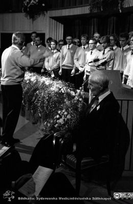 Studentsångarna hyllar
Pärm Lasarettsfotograferna i Lund, negativ, 1991. 45. Forskningens Dag 1991. Studentsångarna i Lund under ledning av Jan-Åke Larsson hyllar Nordiska Prisets mottagare, kardiologen Inge Edler. Från negativ. 
Nyckelord: Lasarettet;Lund;Universitetssjukhuset;USiL;Forskningens;Dag;Symposium;Möte;Hyllning;Pristagare