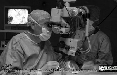 Docent Staffan Stenkula opererar ett öga 1992
Lasarettsfotograferna i Lund, pärm S/V negativ, 1992. 12. Docent Staffan Stenkula opererar ett öga med hjälp av ett operationsmikroskop. 9210. 28/10, 14. TL. Från negativ.
Nyckelord: Lasarettet;Lund;USiL;Universitetssjukhuset;Ögon;Kirurgi;Operation;Oftalmologi;Mikroskop