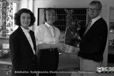 Uppvaktning på patienthotellet i Lund 1992
Lasarettsfotograferna i Lund, pärm S/V negativ, 1992. 13. 92/02/ Patienthotellet. Hotellchefen Karin Rundberg med annan kvinna och sjukhusdirektionens ordförande Benny Jönsson som lyckönskar. Från negativ.
Nyckelord: Lasarettet;Lund;USiL;Universitetssjukhuset;Patienthotell;Invigning