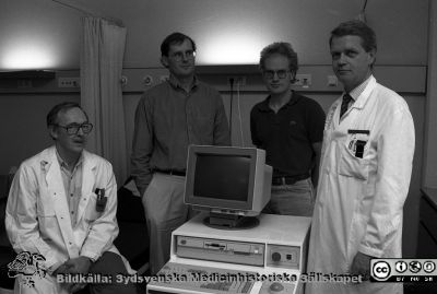 Medicinskt teknisk apparat på urologiska kliniken
Lasarettsfotograferna i Lund, pärm S/V negativ, 1992. 29. Från vänster ingenjör Bert Persson, ingenjör Stephan Dymling (senare verksamhetschef på avdelningen för medicinsk teknik), ingenjör Bo Gerbert och längst till höger professor Anders Mattiasson. 9311. Från negativ.
Nyckelord: Lasarettet;Lund;Universitetssjukhuset;USiL;Medicinsk;Teknik;Urologisk;Kirurgi;Avdelning;Klinik