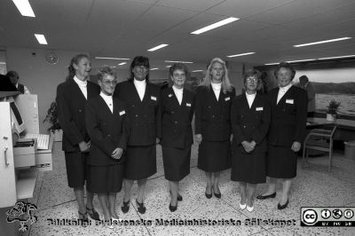 Personalen i receptionen 1993
Lasarettsfotograferna i Lund, pärm Sv/v Neg, 1993. Personalen vid invigningen av receptionen i huvudentrén till Universitetssjukhuset i Lund. 93-06-01. Receptionisten nr 2 från vänster hade också hand om representationsrummet på plan 12 och kallades allmänt för "Lilla-Kerstin". Längst till höger Dorrit Källström. Från negativ.
Nyckelord: Lasarettet;Lund;Universitetssjukhuset;USiL;Reception;Personal