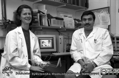 Ortoptisterna Janet Hall Lindberg och Konstantin Moutakis på ögonkliniken i Lund 1993
Lasarettsfotograferna i Lund, pärm Negativ, 1993-2. Från negativ.
Nyckelord: Lasarettet;Lund;Universitetssjukhuset;USiL;Ögon;Klinik;Oftalmologisk;Skelning;Ortoptist