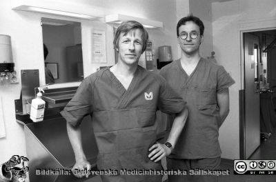 Åke Andrén-Sandberg och Kent Nordström 1993
Lasarettsfotograferna i Lund, pärm Negativ, 1993-2. Kirurgen docent Åke Andrén-Sandberg (föreståndare på akutenheten) och Kent Nordström. 93-06-10. Från negativ.
Nyckelord: Lasarettet;Lund;Universitetssjukhuset;USiL;Akutmottagning;Kirurgi