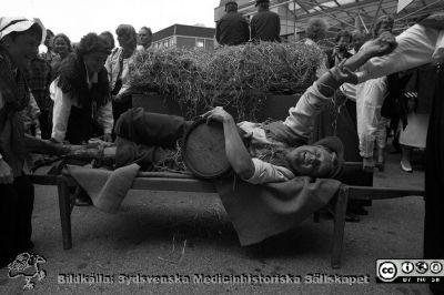 Repris av Sune Pährssons lasarettsresa 1768
Lasarettsfotograferna i Lund, pärm Negativ, 1993-2. Lasarettet i Lund firar 225 år. 93-08-21. Sunes vårdtid blev 47 dagar år 1768. Från negativ.
Nyckelord: Lasarettet;Lund;Universitetssjukhuset;USiL;Jubileum;Upptåg;Firande