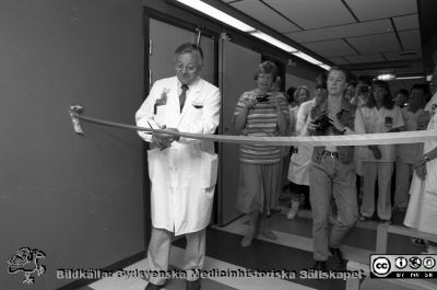 Invigning av nya lokaler för Barnkardiologiska kliniken 1993
Invigning av nya lokaler för Barnkardiologiska kliniken i en ny blå barack invid 1950-talets gamla barnsjukhus. Nils-Rune Lundström klipper bandet 28/5 1993. Bakom honom några av hans medarbetare, Gudrun Björkhem och Katarina Hanséus. De nya lokalerna tillkom pga utökad barnkardiologisk verksamhet i Lund som följd av centraliseringen av barnhjärtkirurgi i landet till Lund och Göteborg. Från negativ. 

Nyckelord: Lasarettet;Lund;Universitetssjukhuset;USiL;Invigning;Kardiologi;Cardiologi;Barnkardiologi