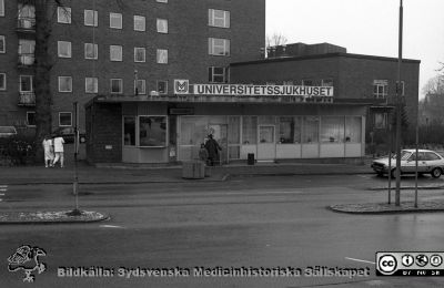 Portvaktshuset vid huvudinfarten till Universitetssjukhuset, februari 1994
Lasarettsfotograferna i Lund, pärm Neg, 1994. 2. Gamla barnkliniken (senare Alwallhuset) i bakgrunden. Från negativ.
Nyckelord: Lasarettet;Lund;Universitetssjukhuset;USiL;Portvakt;Huvudinfart;Entr