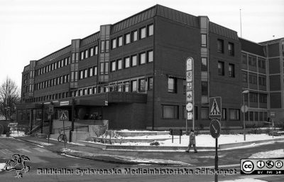 Patienthotellet i Lund 1994
Lasarettsfotograferna i Lund, pärm Neg, 1994. 10. Patienthotellet med bl.a. post, apotek, bank och blodcentral. Foto från sydväst. Husets västerfasad är ännu inte utbyggd. Från negativ.
Nyckelord: Lasarettet;Lund;Universitetssjukhus;USiL;Patienthotell;Post;Apotek;Bank;Blodcentral