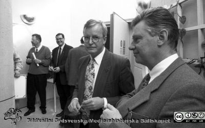 Invigning av nya MR-avdelningen 1994  i kulvertplanet mellan ögonkliniken och EA-blocket. 
Lasarettsfotograferna i Lund, pärm Neg, 1994. 17. Vid invigningen installerades sjukhusets första maskin med hög fältstyrka (1,5 Tesla). Den hgjorde att man kunde göra funktionella undersökningar och kemisk analys av vävnaden (MR-spektroskopi) förutom bilder med hög kvalitet Från höger professor Stig Holtås, landstingspolitikern (m) och sjukhusdirektionens ordförande Benny Jönsson och docent Olof Jarlman. Från negativ.
Nyckelord: Lasarettet;Lund;Universitetssjukhus;USiL;Röntgen;Rtg;MRT;Magnetresonans;Tomografi