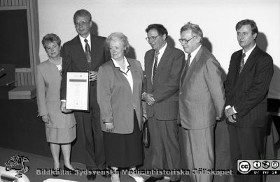 Ackreditering av avdelningen för klinisk fysiologi 1994
Lasarettsfotograferna i Lund, pärm Neg, 1994. 29. Från vänster klinikföreståndare Solveig Månsson, docent Olle Pahlm med ett ackrediteringsbevis från Swedac i händerna. Sedan sjukhusdirektör Ulla Leissner, professor Björn Jonson (klinisk fysiologi), direktör Lars Ettarp från Swedac och Roland Jonsson, teknisk chef på Swedac. Klinisk fysiologi var den första kliniken i Europa med direkt patientverksamhet som ackrediterades. Från negativ. 

Nyckelord: Lasarettet;Lund;Universitetssjukhuset;USiL;Ackreditering;Laboratorium