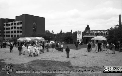 Byggstart, BMC i Lund ö1994
Lasarettsfotograferna i Lund, pärm Neg, 1994. 35. Första spadtaget för nya Biomedicinskt Centrum (BMC), första etappen (hus A; Wallenberg Neurocentrum). Personal från de laboratorier som skulle flytta till A-huset samlas för evenemanget. 94-08-17.  Från negativ.
Nyckelord: Lasarettet;Lund;Universitetssjukhuset;USiL;BMC;Spadtag;Bygge;Byggstart