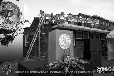 Byggstart, BMC i Lund 1994
Lasarettsfotograferna i Lund, pärm Neg, 1994. 35. Första spadtaget för nya Biomedicinskt Centrum (BMC), första etappen (hus A; Wallenberg Neurocentrum). Medverkande: personal från de laboratorier som skulle flytta till A-huset. 94-08-17.  En studentorkester (Bleckhornen?) konserterar från ett hustak bredvid byggtomten. Från negativ.
Nyckelord: Lasarettet;Lund;Universitetssjukhuset;USiL;BMC;Spadtag;Bygge;Byggstart