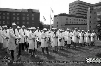 Byggstart, BMC i Lund 1994
Lasarettsfotograferna i Lund, pärm Neg, 1994. 35. Första spadtaget för nya Biomedicinskt Centrum (BMC), första etappen (hus A; Wallenberg Neurocentrum). Medverkande: personal från de laboratorier som skulle flytta till A-huset. 94-08-17. Alla fick en spade att ta ett tag med. Från negativ.
Nyckelord: Lasarettet;Lund;Universitetssjukhuset;USiL;BMC;Bygge;Byggstart;Spadtag