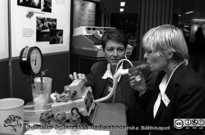 Yrkessmedicinsk utställning, Forskningens Dag 1994
Lasarettsfotograferna i Lund, pärm Neg, 1994. 46.Utställning på Forskningens dag. Enligt namnskyltarna är det sjuksköterskan Kerstin Kronholm-Diab och laboratorieassistenten Pia Aprea på yrkesmedicinska kliniken som demonstrerar ett lungfunktionsprov (metakolintestet). Se också bild SMHS15033. Från negativ
Nyckelord: Lasarettet;Lund;Universitetssjukhuset;USiL;Utställning;Forskning;Yrkesmedicinsk;Klinik