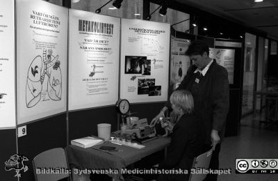 Yrkesmedicinsk utställning på Forskningens Dag 1994
Lasarettsfotograferna i Lund, pärm Neg, 1994. 46.Utställning på Forskningens dag. Enligt namnskyltarna är det sjuksköterskan Kerstin Kronholm-Diab och laboratorieassistenten Pia Aprea på yrkesmedicinska kliniken som demonstrerar ett lungfunktionsprov (metakolintestet). Se också bild SMHS15032. Från negativ
Nyckelord: Lasarettet;Lund;Universitetssjukhuset;USiL;Utställning;Forskning;Yrkesmedicinsk;Klinik