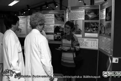 Yrkesmedicinsk utställning på Forskningens Dag 1994
Lasarettsfotograferna i Lund, pärm Neg, 1994. 46. Utställning på Forskningens dag. Yrkesmedicinska klinikens utställning om olika kontaktallergier. Från negativ
Nyckelord: Lasarettet;Lund;Universitetssjukhuset;USiL;Utställning;Forskningens Dag;Yrkesmedicinsk;Klinik;Allergi